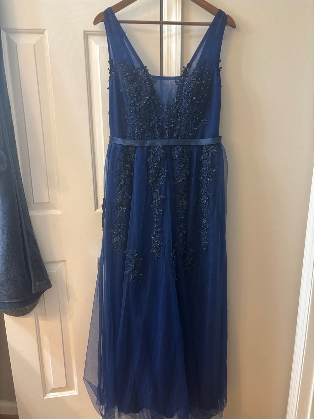 Elegant Navy Blue Embroidered V-Neck Tulle Wedding Dress